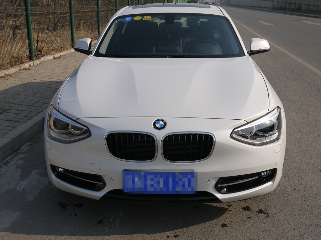 宝马118i矿石白运动版加原厂真皮座椅一千公里作业