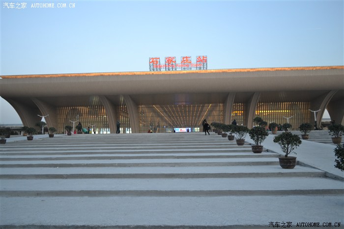京广高铁上的石家庄高铁站,这是西广场,东广场在明年底完工.