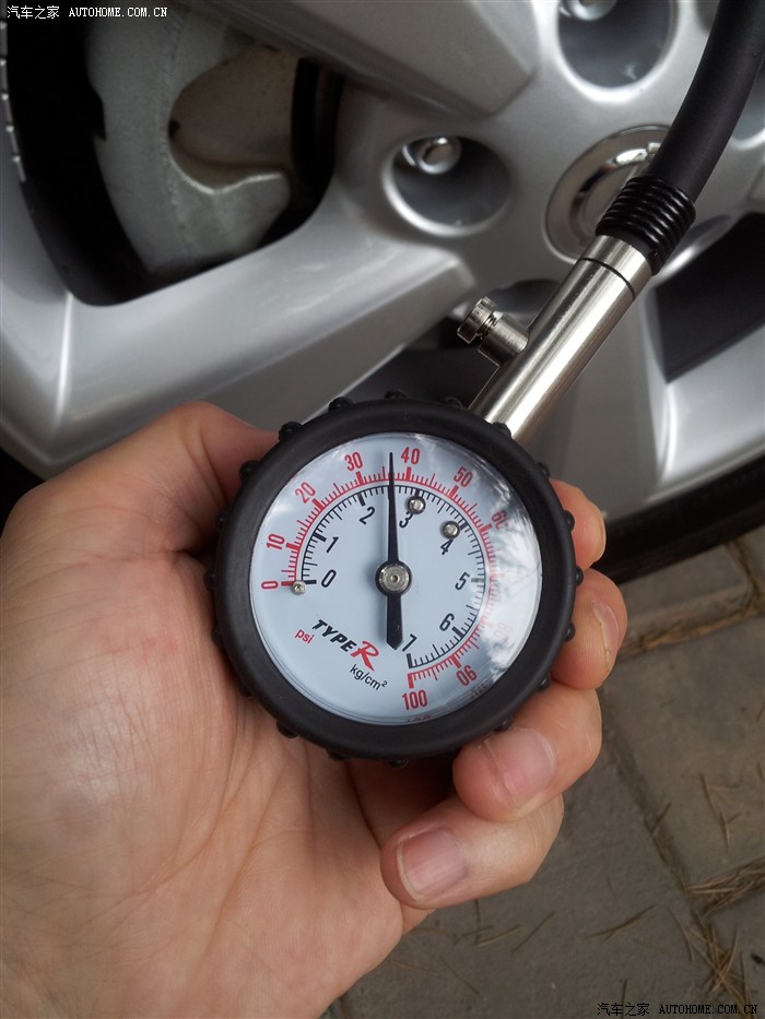 中午自己动手给白雷放气测胎压