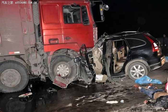 看事故照片娄底特大交通事故致6死1伤