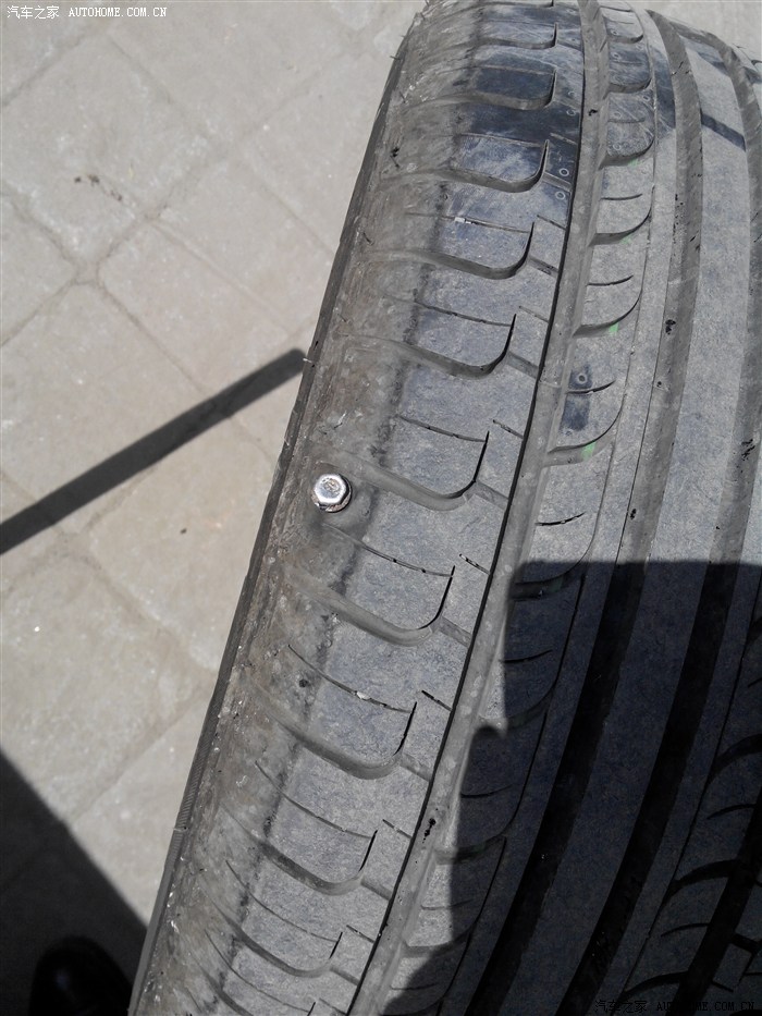 新朗逸车胎被扎