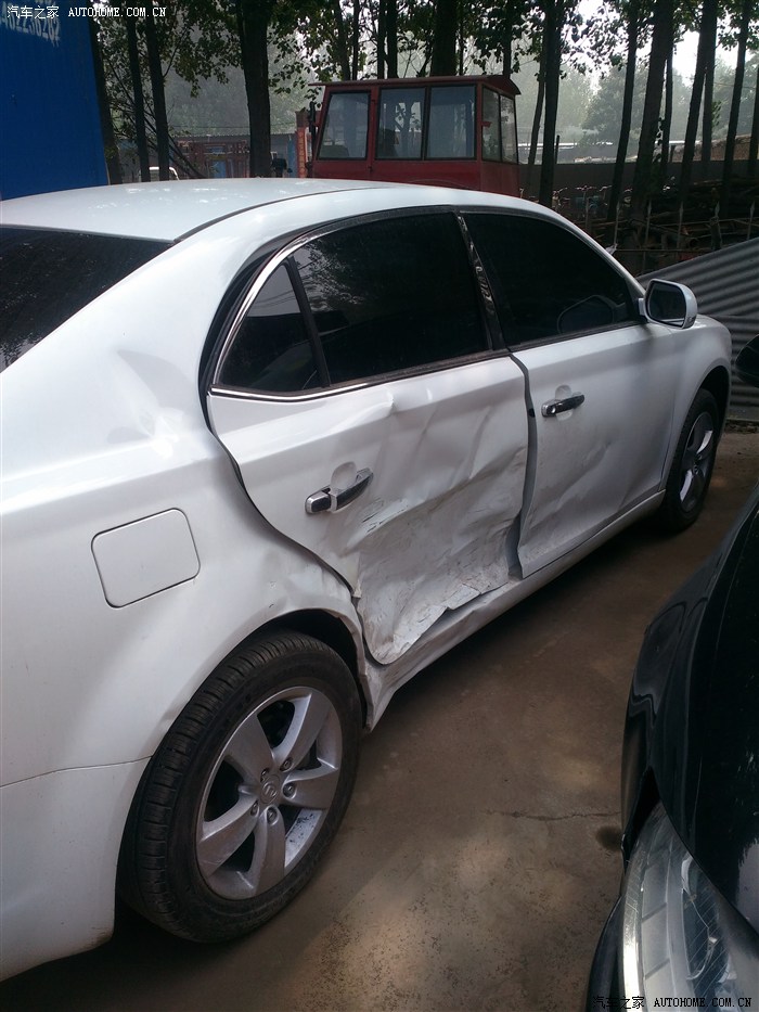 车被撞了刚从大修厂出来拍了照片
