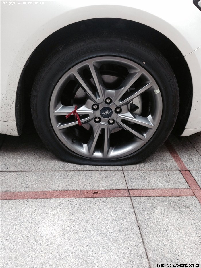 轮胎瘪了.用不用换胎.求帮助