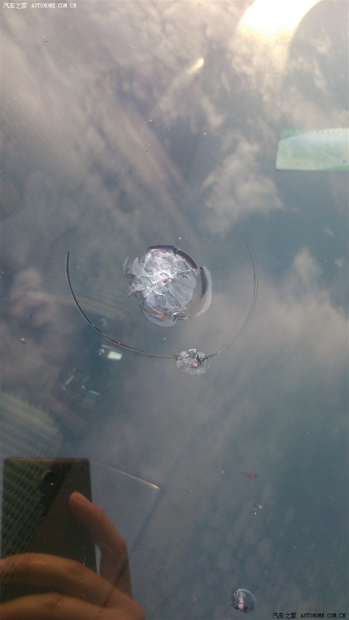 高速路上前挡风玻璃被石子嘣裂