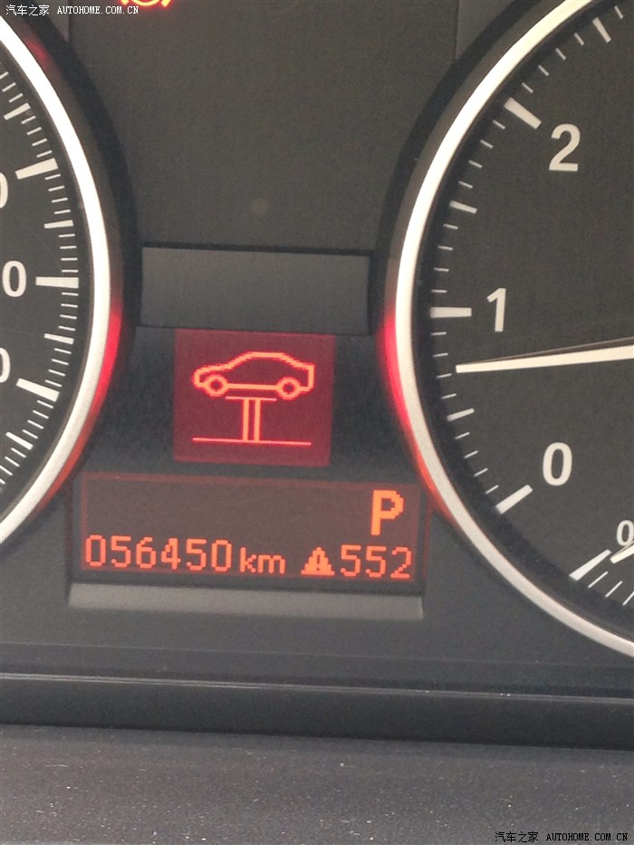 仪表盘亮起汽车被顶起的标志啥意思