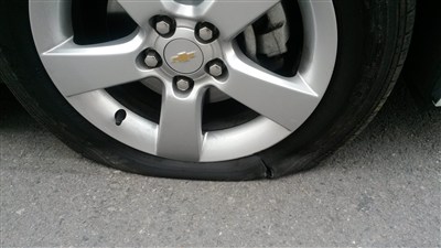 小白科 前轮爆胎! 自己更换