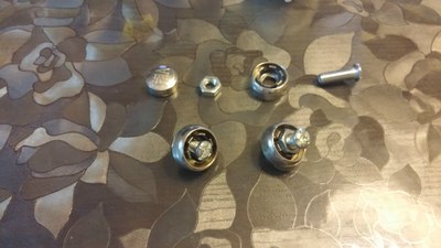 【请教】牌照螺丝怎么装的?