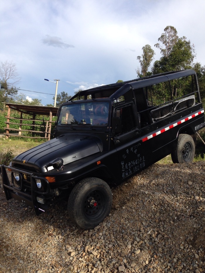 找到一个和212风格几乎完全一样的车,路虎皮卡