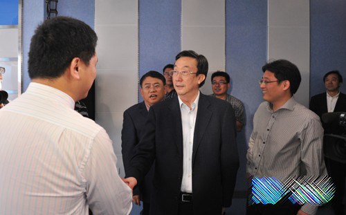 郭书记欢迎东风乘用车河南大区负责人熊凯做客大河新闻直播间.