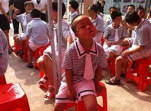 赣州华宏北现汽车有限公司献爱心活动广告