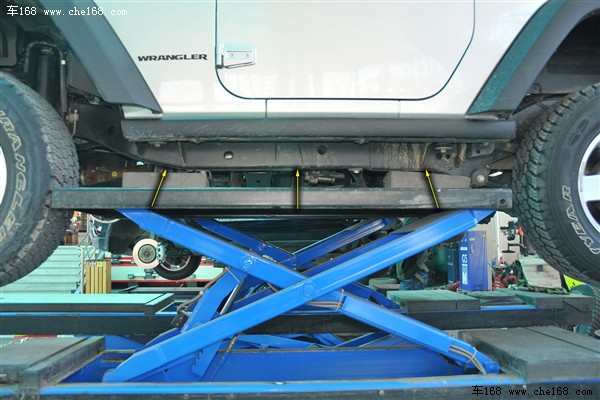 图中黄色箭头所指部分就是牧马人的大梁