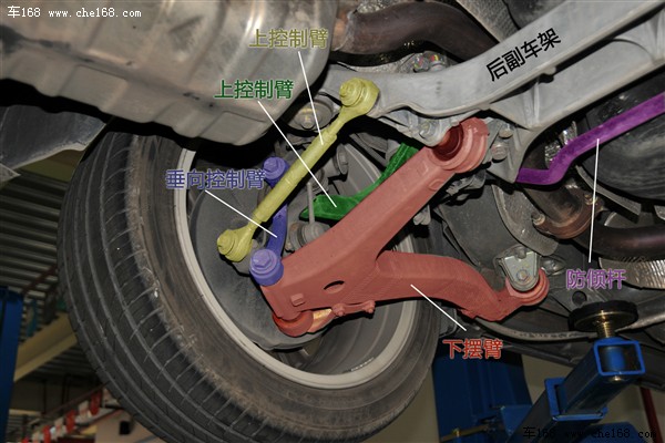 但是其下摆臂搭配一根垂向控制臂结构却是个非常有特点的设计