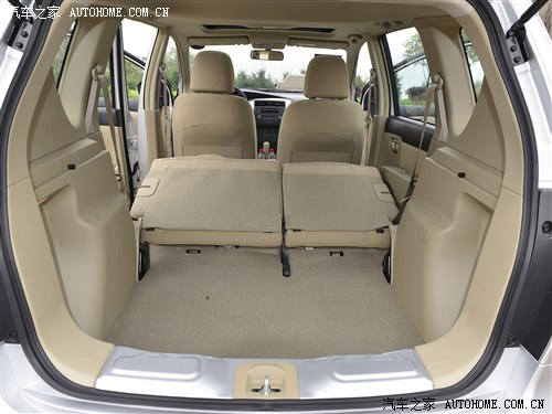 轿车后排安全带如何系 骊威后排保险带