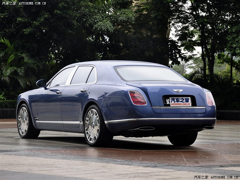 同事看着宾利的屁股说还是300c这样的车看着霸气啊